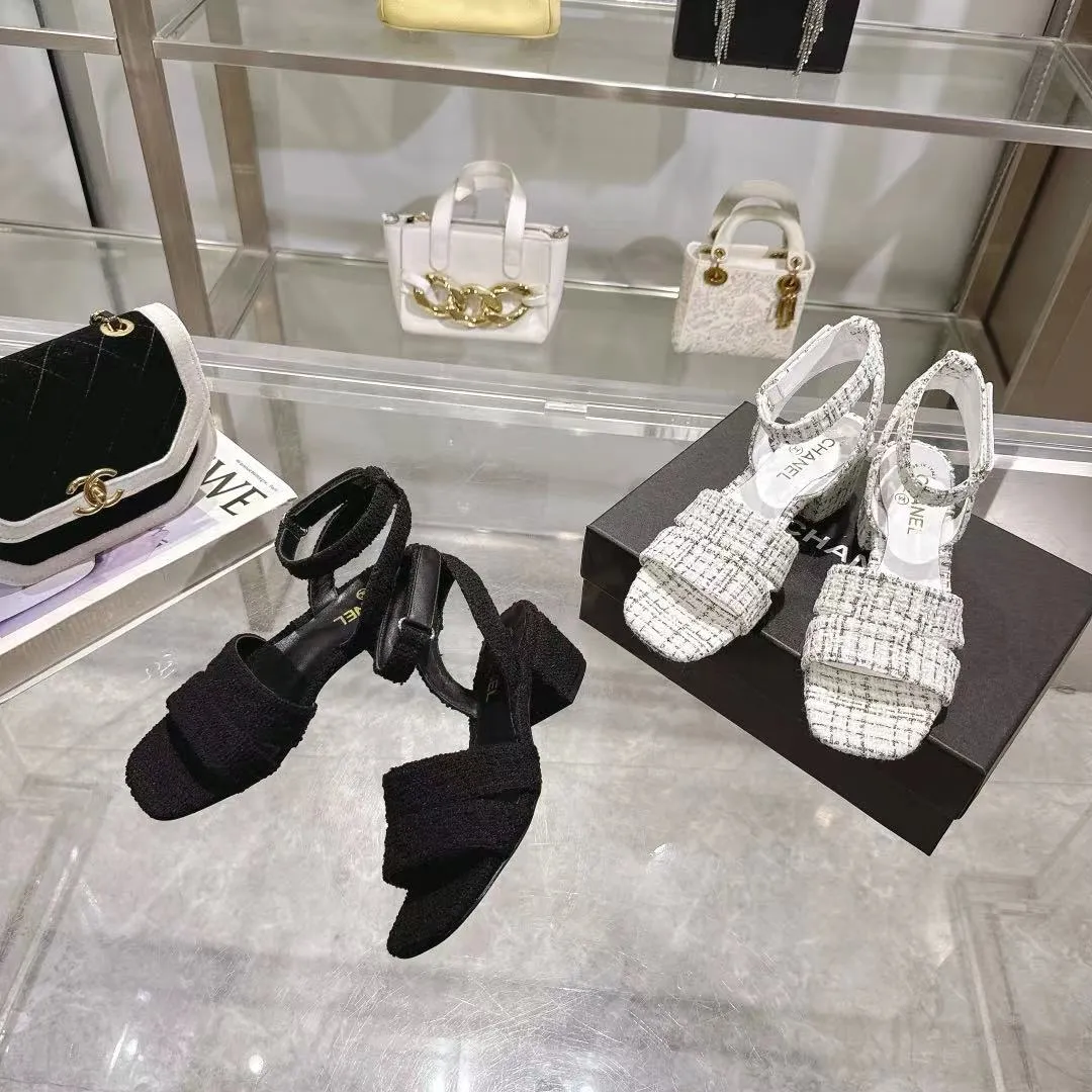 👟👟Ex-factory price 540👟👟 𝐂𝐇𝐀𝐍𝐄𝐋★Xiaoxiang New Spring and Summer Products Counter new sandals, electric embroidery Lingge’s classic elements that will never fade away 💋Showing unique dressing style, too beautiful to say anything, a must-have in summer... Upper: imported sheepskin/knitted fabric Lining: mixed sheepskin Heel height: 5cm Outsole: Italian leather outsole Shoe size: 35-39 (customized items of 40, 41 and 42 are not returnable or exchangeable)